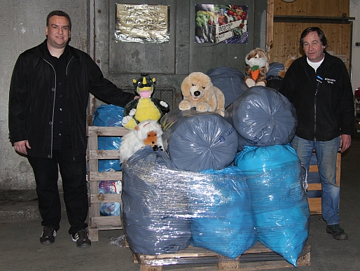 Fred Weiland (rechts) von der Münchner Tafel und Ralf Schmidl von kuscheltiere.org