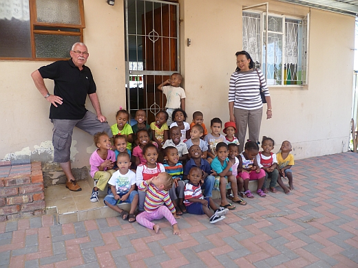 Judy und Werner Schnorr vor der "Bongulethu Play School" in Port Elizabeth © Werner Schnorr